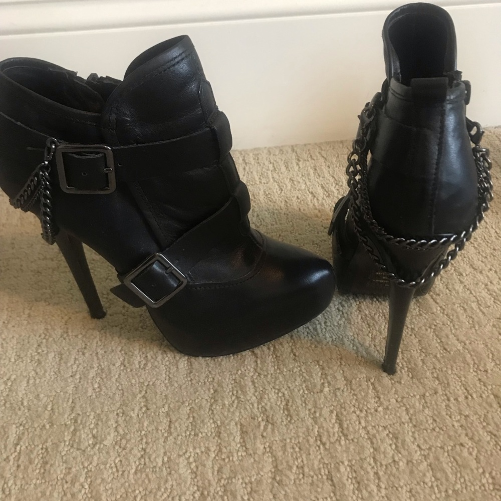 Shoes - Picture 2 of 7